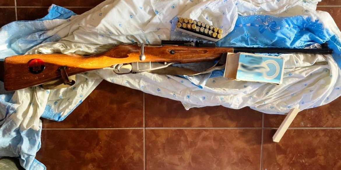 Незаконну зброю та вибухівку вилучили у двох мешканців Піщанської громади
