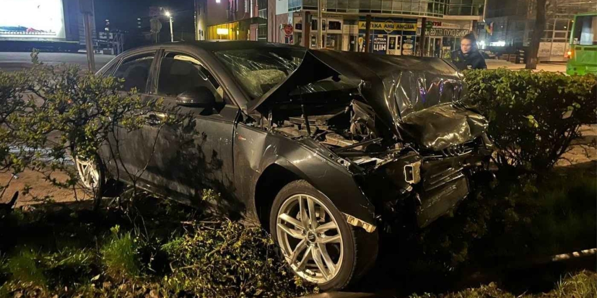 Нічна ДТП у Вінниці водій протаранив автобус і кинув травмованих друзів напризволяще