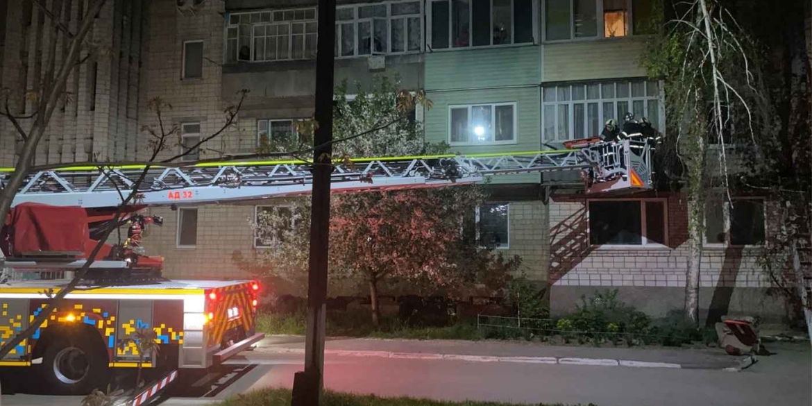 Нічна пригода у Ладижині чоловік вижив після падіння з п'ятого поверху на дах під’їзду