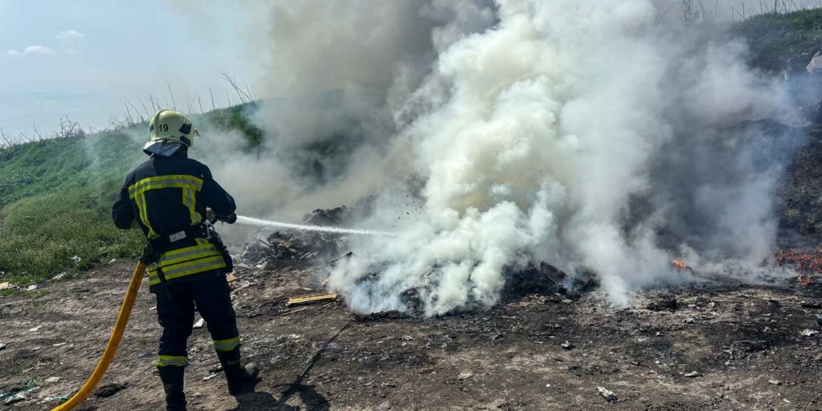 Нічна тривога на Ямпільщині та пожежа на підприємстві де на Вінниччині приборкували вогонь