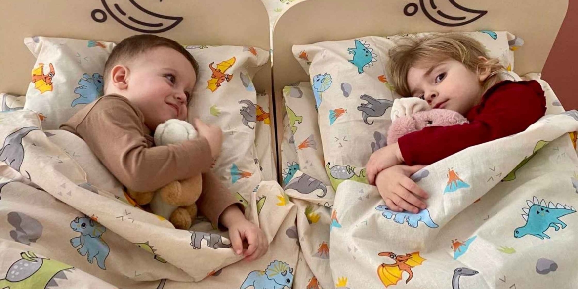 Німецькі благодійники передали 40 дитячих ліжечок вихованцям Калинівського дитсадка