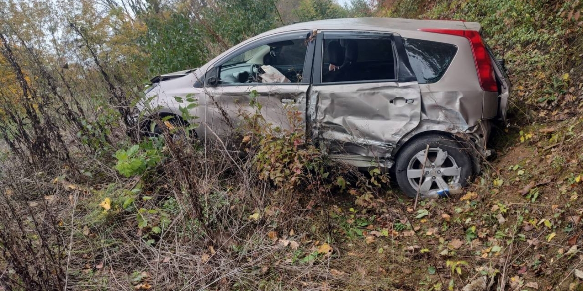 Nissan з’їхав у кювет та перекинувся на автодорозі Немирів - Ямпіль