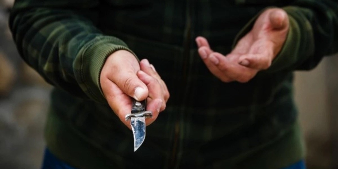 В Ладижині молодик напав з ножем на касирок вбиралень 