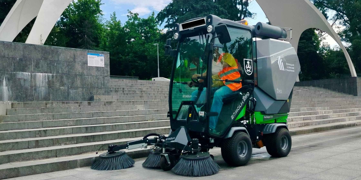 Нову малогабаритну техніку долучають до прибирання вулиць і тротуарів Вінниці