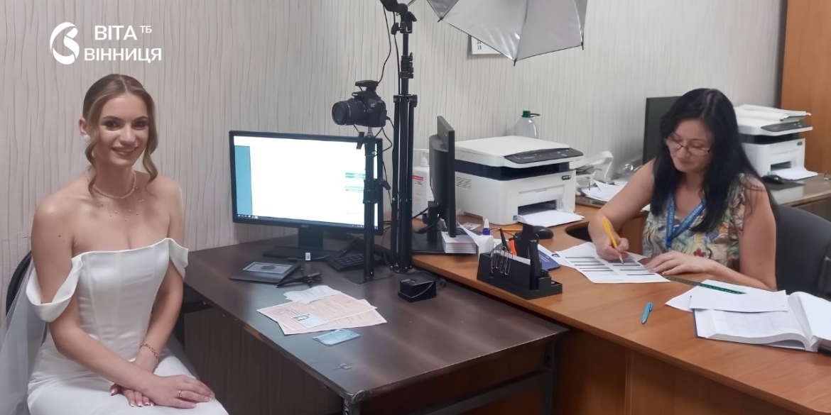Одразу після одруження вінничанка звернулася до міграційної служби за новим паспортом