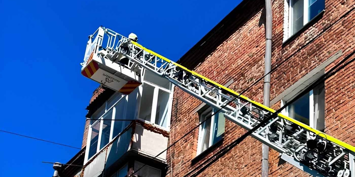 Операція на висоті вінницькі надзвичайники рятували перехожих від падіння уламка покрівлі