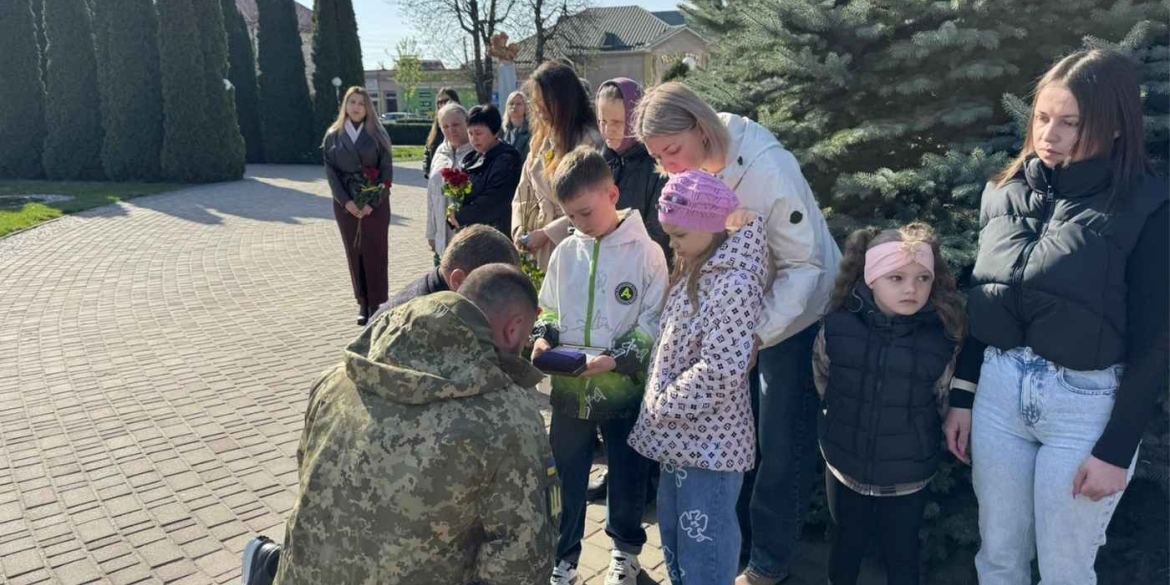 Орден і Комбатанський хрест у Крижопільській громаді родинам загиблих Героїв вручили посмертні нагороди