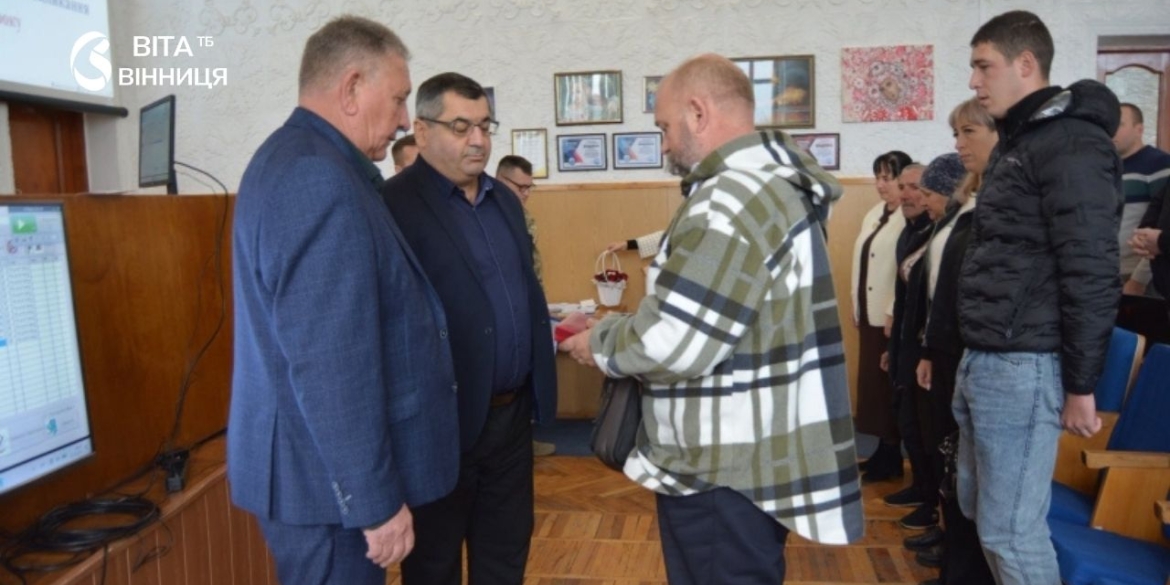 Вручення посмертних державних нагород рідним загиблих воїнів в актовій залі Томашпільської селищної ради