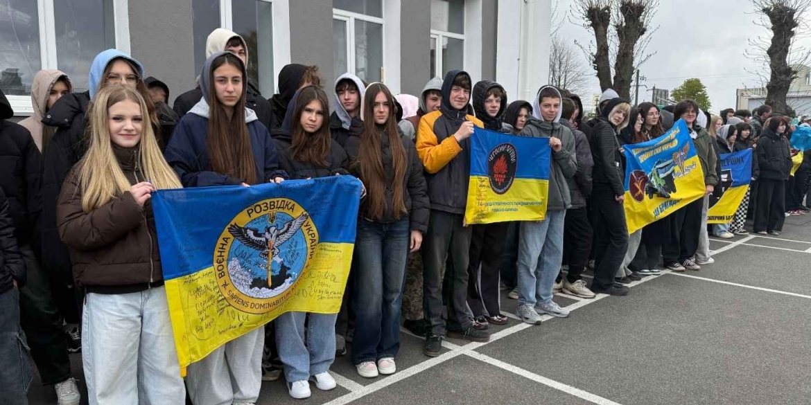 Освітній десант Вінниці Mercedes від ліцею №13 уже допомагає захисникам на передовій