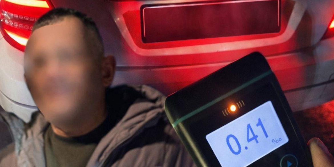 П'яний і з мигалкою у Вінниці зупинили водія, який незаконно використовував спецсигнали