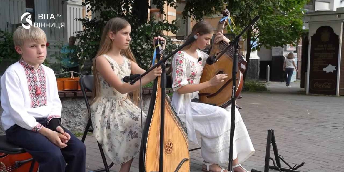 П'ятеро дітей родини Рудих грають на вулицях Вінниці заради 59-ї бригади