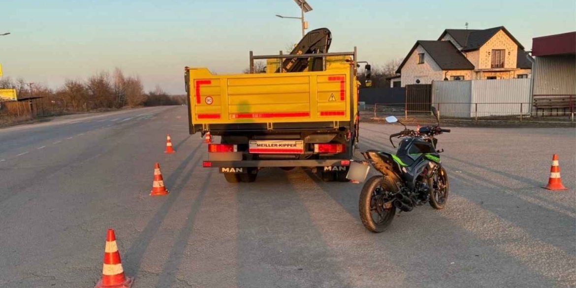 П'ятнадцятирічного вінницького мотоцикліста госпіталізували після зіткнення з вантажівкою