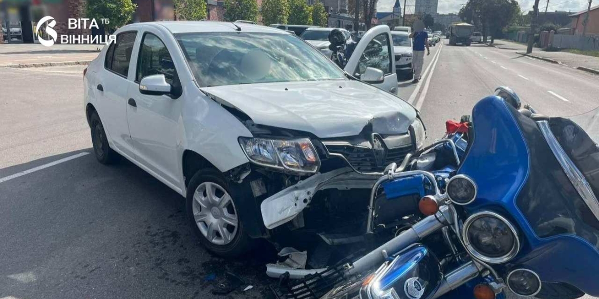Пасажирка Harley-Davidson потрапила до лікарні у Вінниці мотоцикл зіткнувся з легковим авто