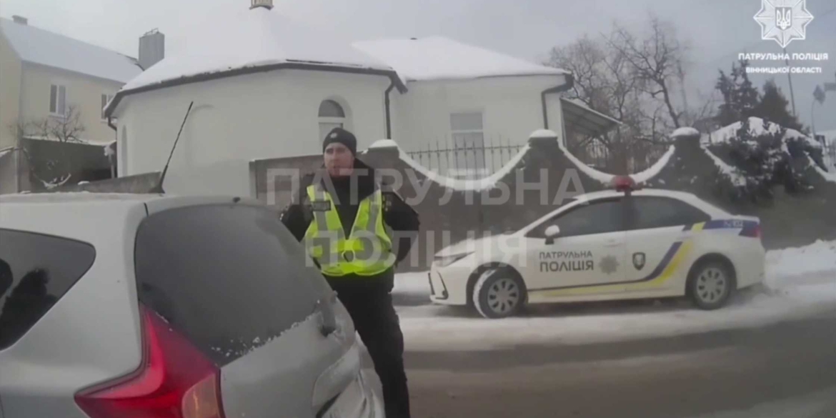 Патрульні допомогли вінничанці відштовхати зламаний автомобіль з проїжджої частини