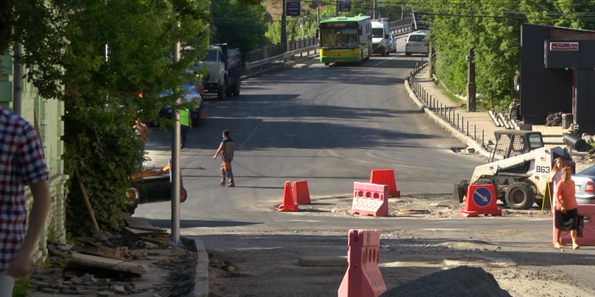 Перехрестя біля Староміського мосту перекриють: як курсуватиме транспорт