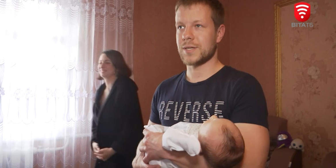 Переселенці з Києва назвали новонародженого сина на честь зброї - Ян-Джевелін