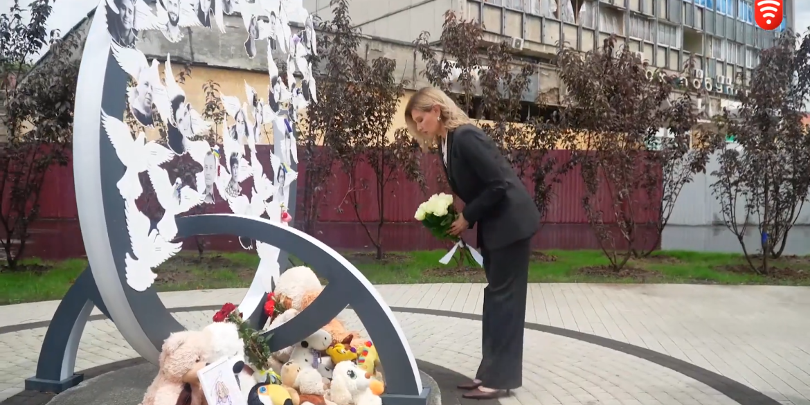 Перша леді Олена Зеленська приїхала на місце ракетного обстрілу у Вінниці