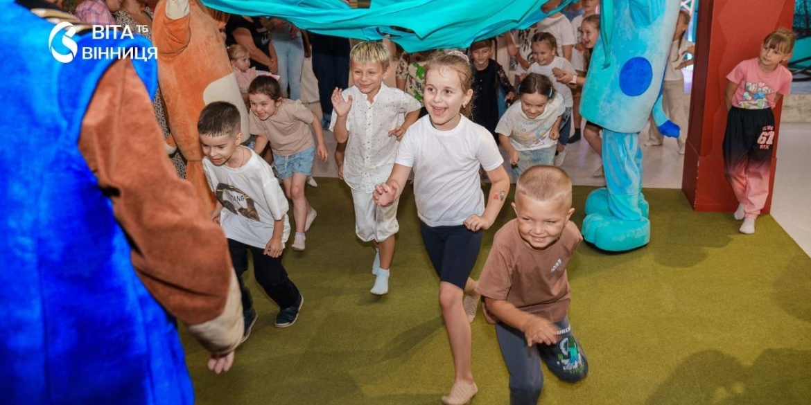 Першокласники з родин Героїв отримали у Вінниці по 5 тисяч гривень на підготовку до школи