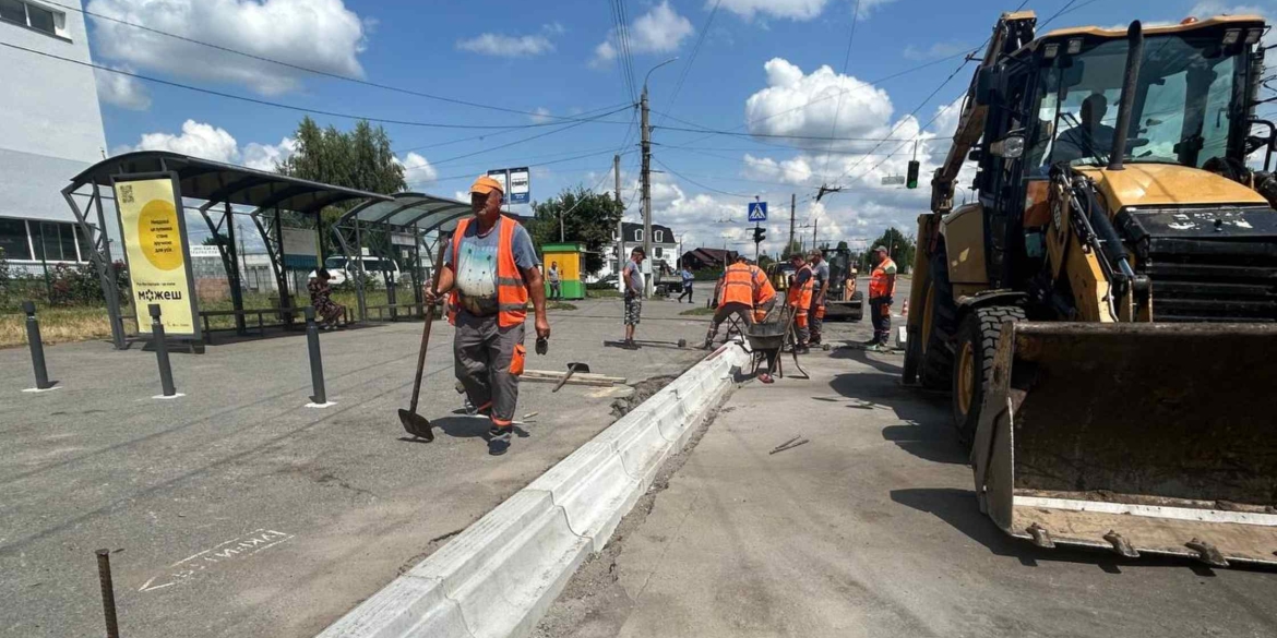 Перший безбар'єрний маршрут у Вінниці оновлюють зупинки на вул. Грушевського та Зулінського