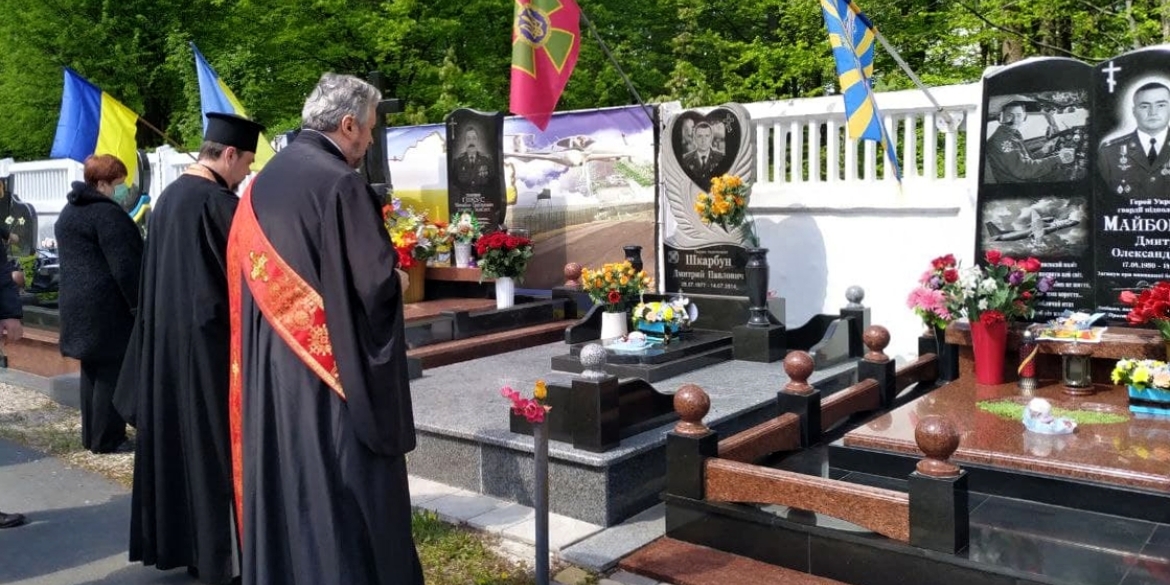 У Вінниці на могилах героїв війни помолилися за загиблих земляків