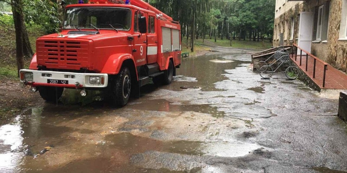 Злива затопила приміщення ліфтової шахти в Хмільницькій районній лікарні