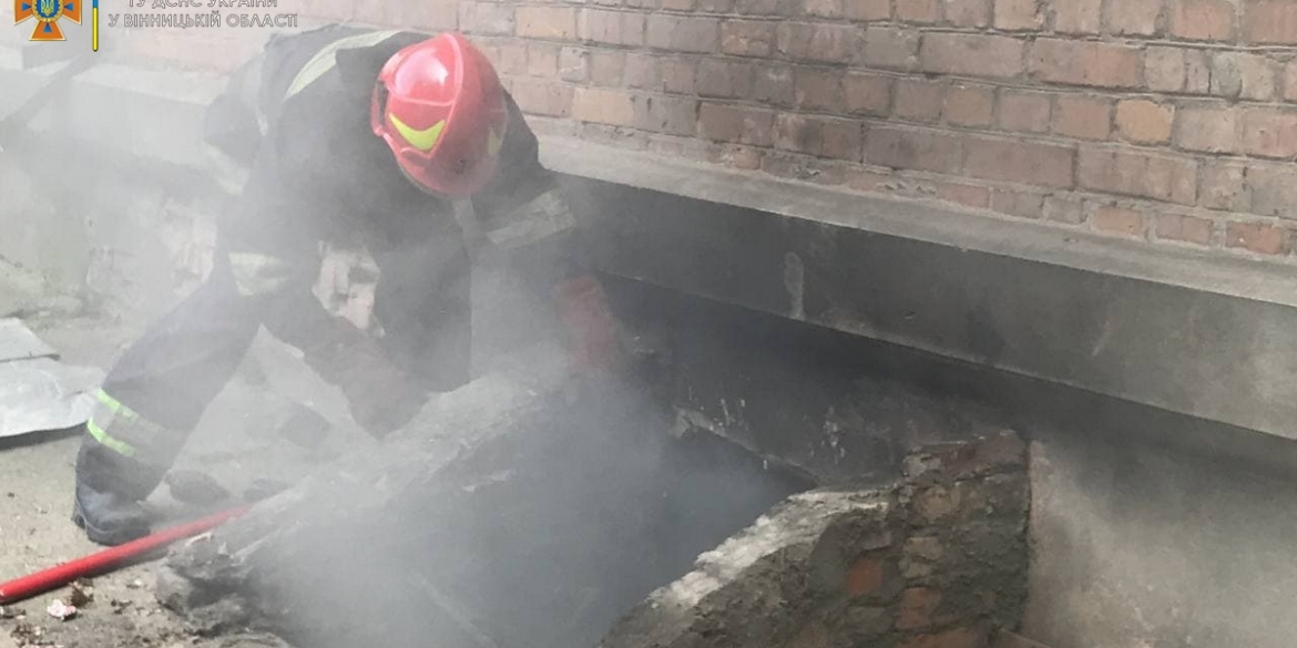 Вінницькі бійці ДСНС врятували людину із задимленого підвалу будинку