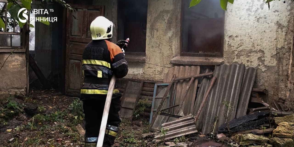 Пічне опалення та необережність на Вінниччині за добу згоріли господарська будівля й горище
