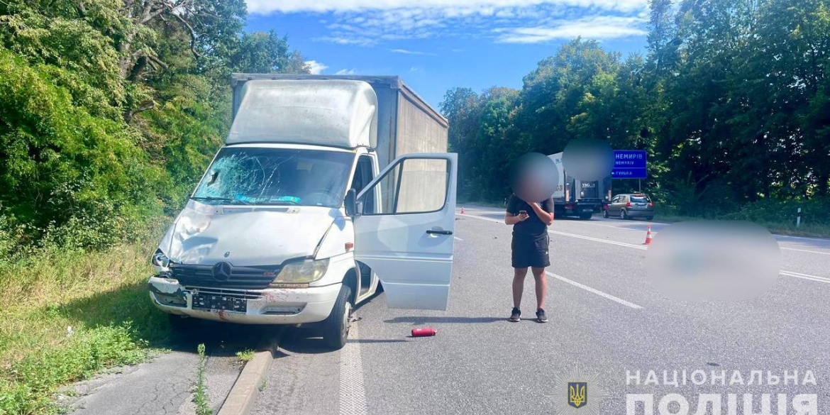 Під Немировом збили на смерть водія, який вийшов на дорогу з припаркованого на узбіччі авто