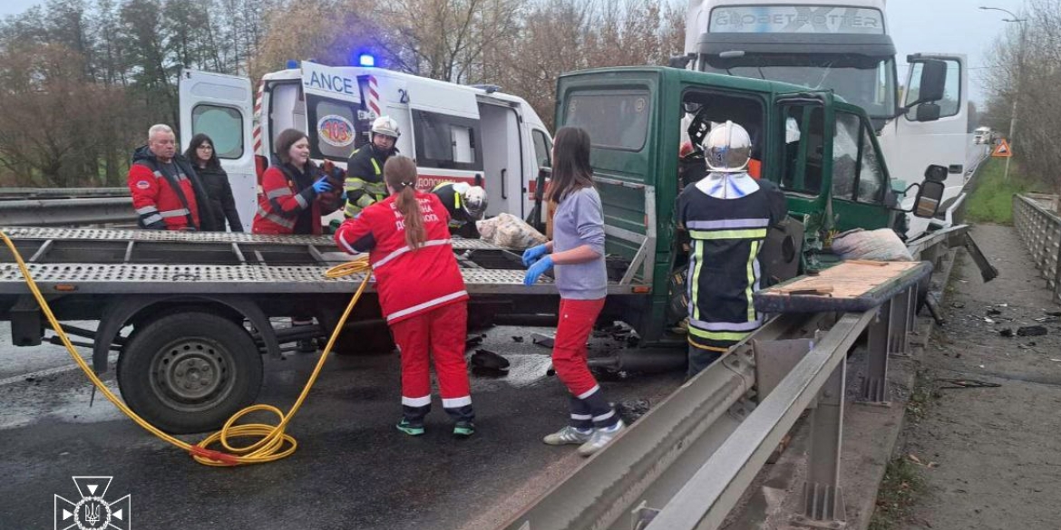 Під Вінницею рятувальникам довелось “вирізати” чоловіка з розбитого авто