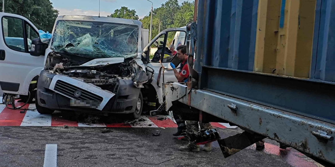 Під Вінницею мікроавтобус зіткнувся з вантажівкою