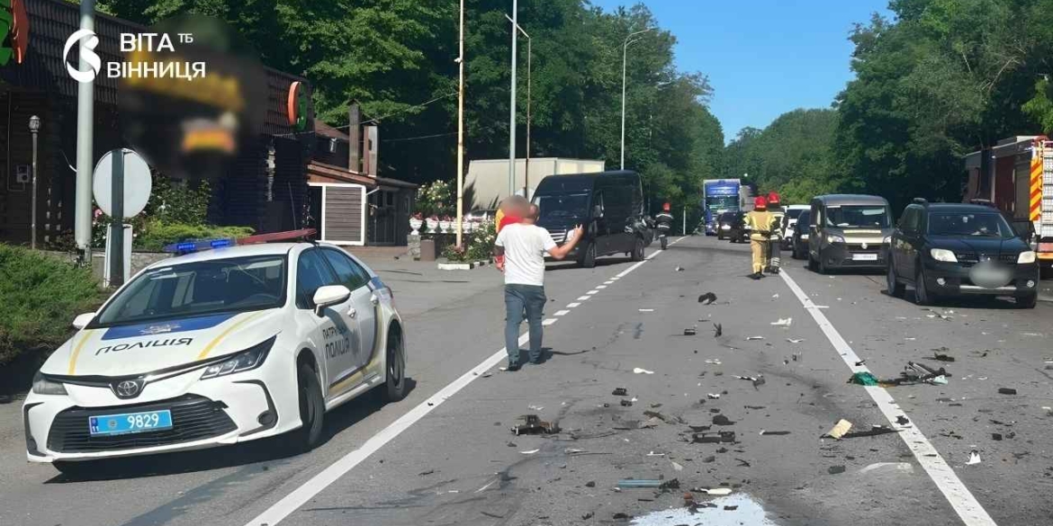 Під Вінницею у ДТП постраждали чотири людини рух оргнізували в об'їзд