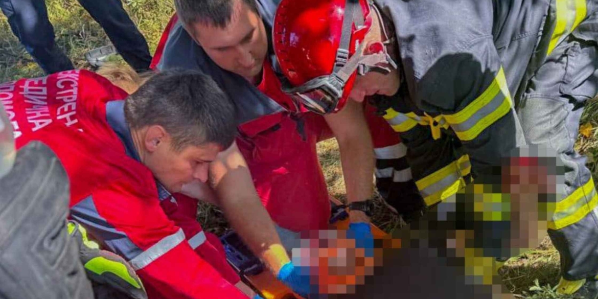 Під Вінницею вантажівка протаранила дерево, водія затиснуло в кабіні