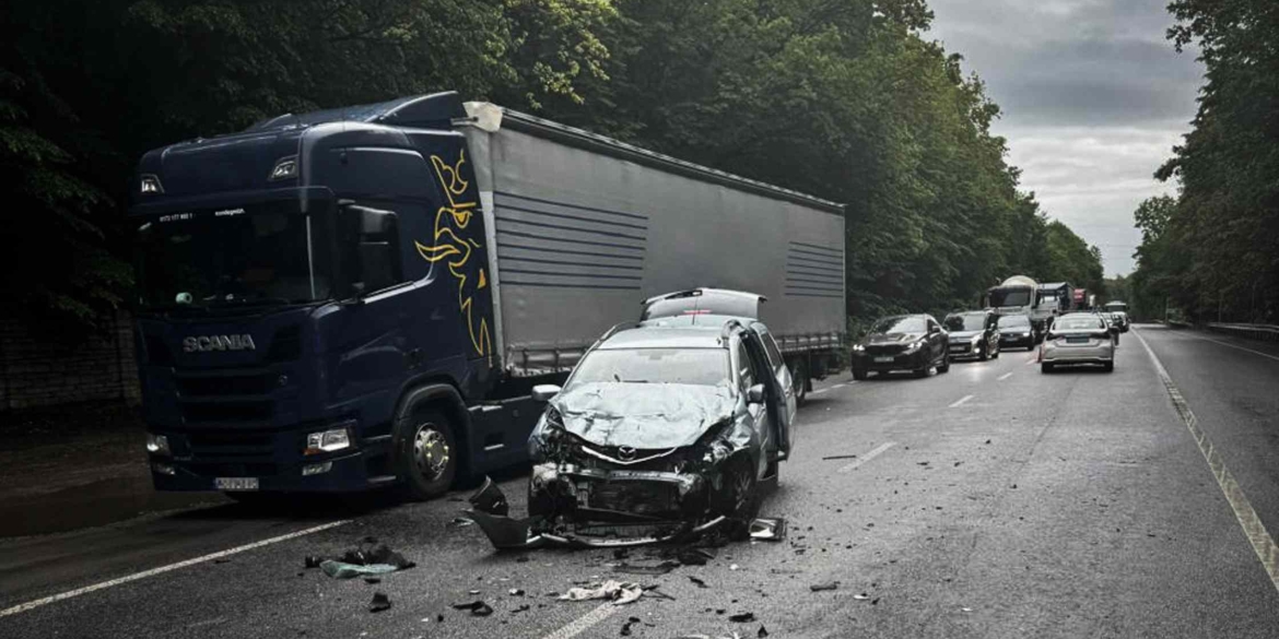 Під Вінницею зіштовхнулись «Фольксваген» та «Мазда», одного з водіїв затиснуло в салоні