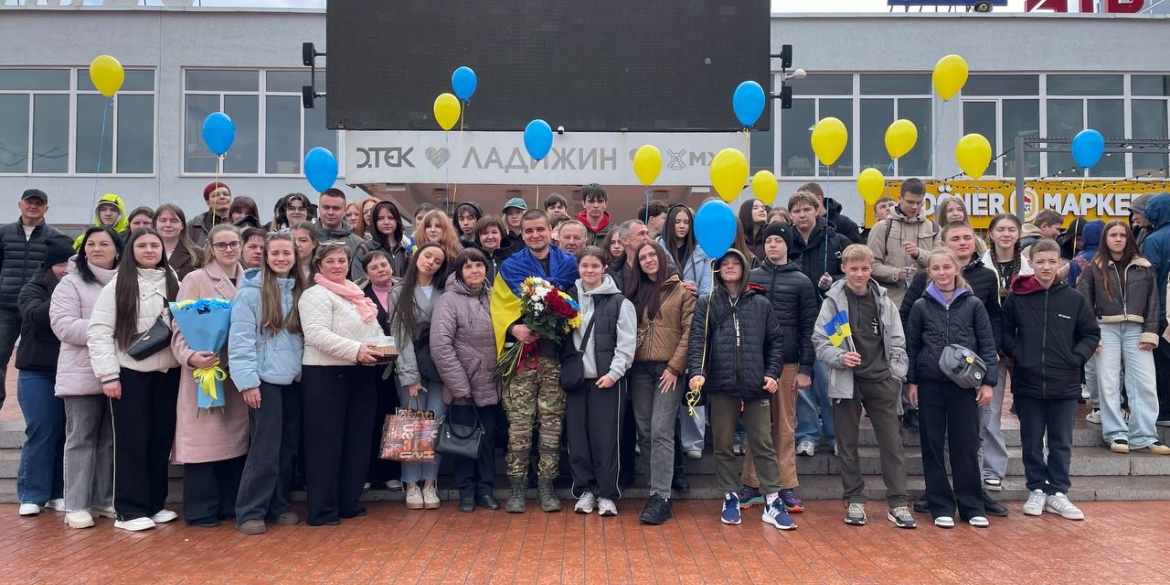Після майже чотирьох років полону до Ладижина повернувся морський піхотинець
