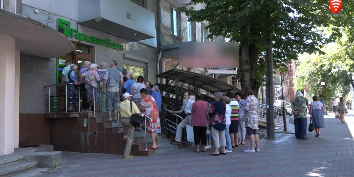 По допомогу у Вінниці пенсіонери вишикувались у черги до банків