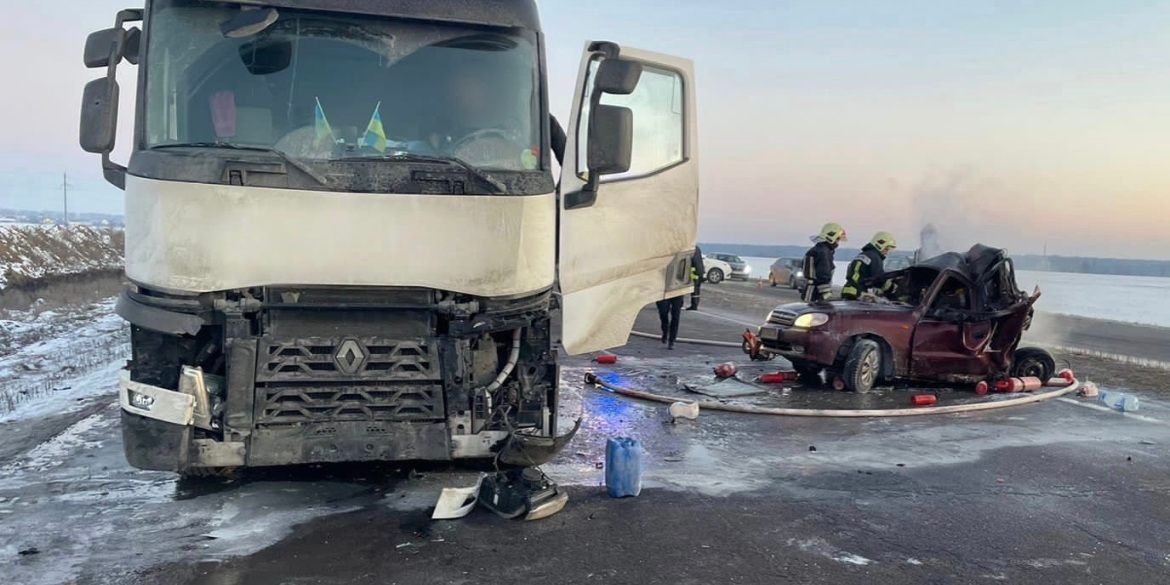 Поблизу Калинівки вантажівка зіткнулась з легковиком: загинула жінка