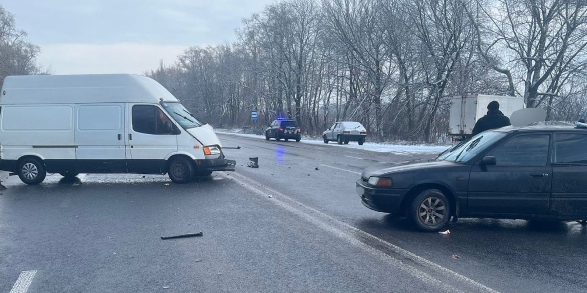 Поблизу Калинівки зіткнулися Ford та Mazda: постраждала пасажирка