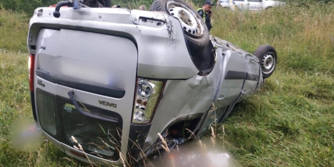 Поблизу Вінниці автомобіль Dacia злетів у кювет - водій загинув на місці