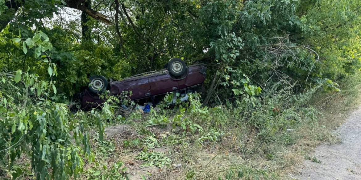 Поблизу Жмеринки водій Mercedes-Benz скинув у кювет автомобіль ВАЗ