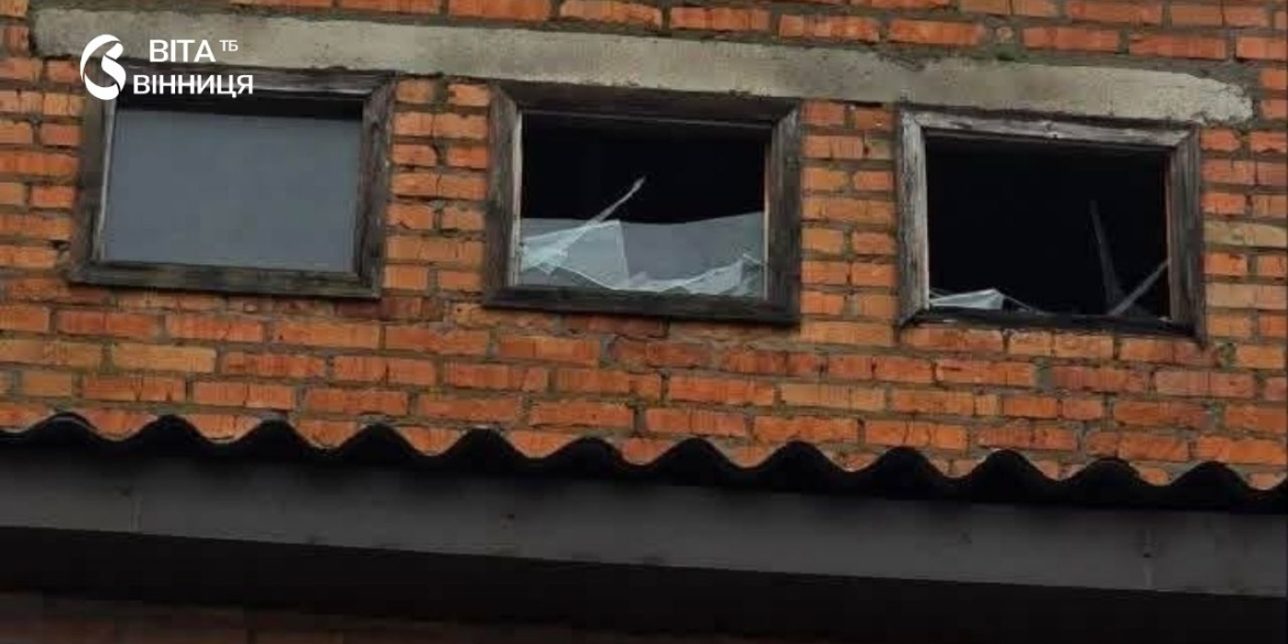 Покрівлі, вікна, стіни які руйнування залишила атака у двох багатоповерхівках на Вінниччині