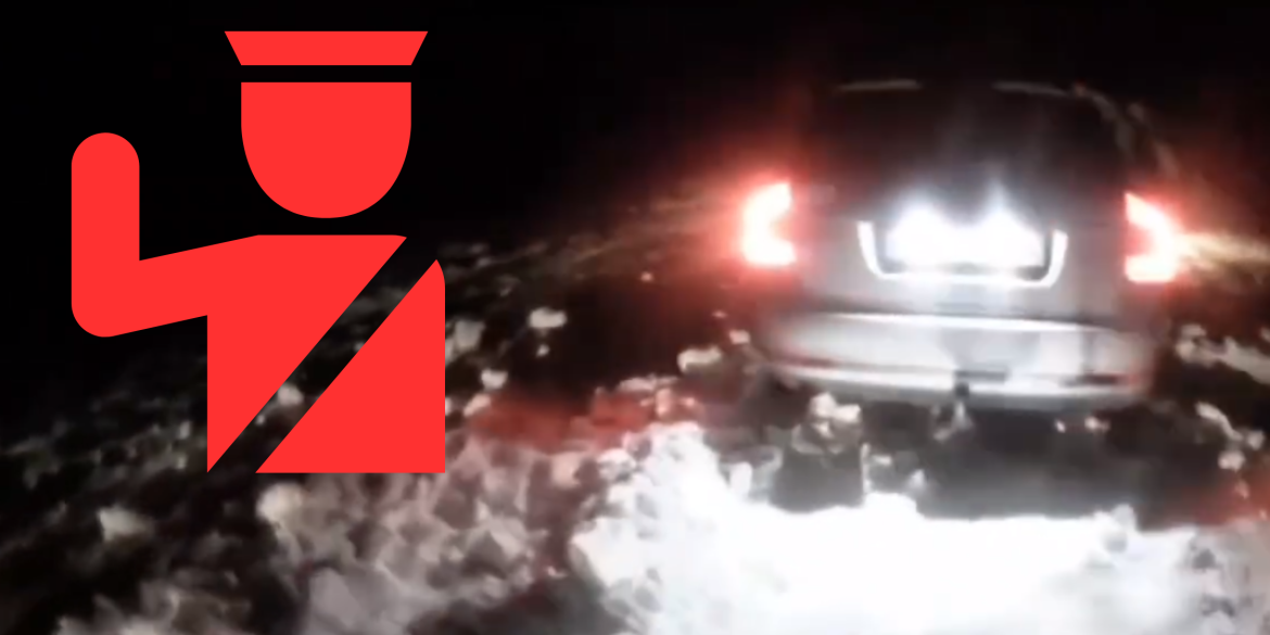 Поліцейські на Вінниччині допомогли водієві звільнитись від снігової пастки