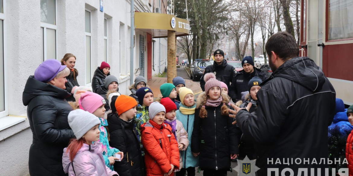 Поліцейські офіцери громади Вінниці організували екскурсію для школярів
