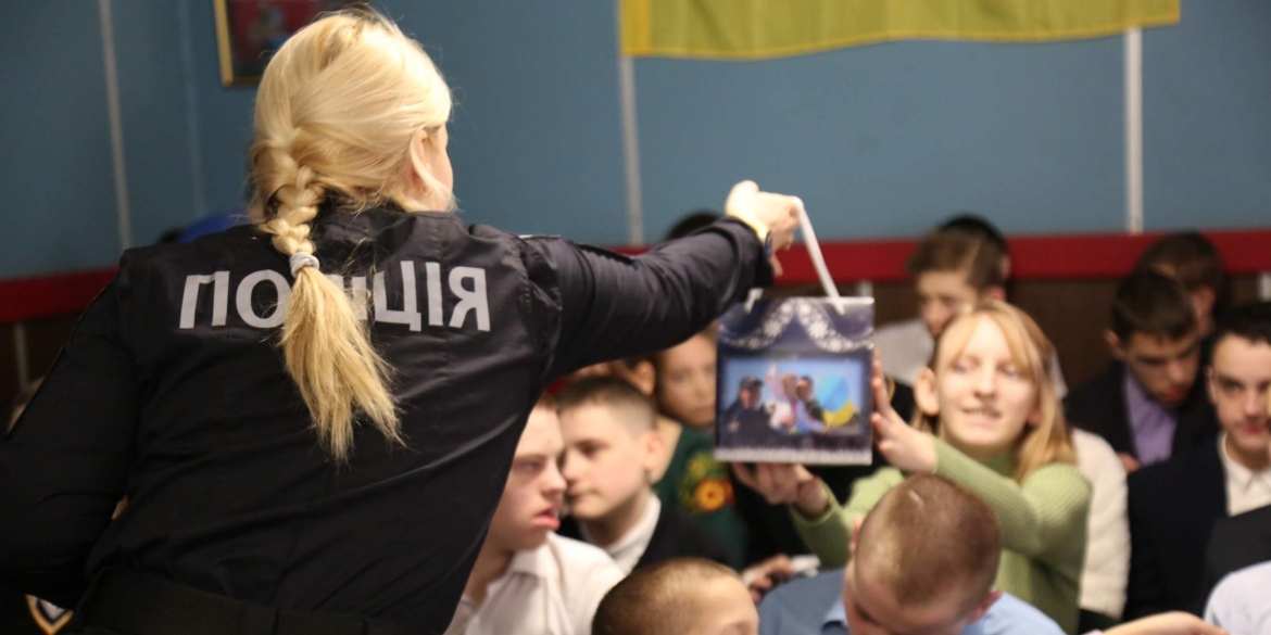 Поліцейські Вінниччини прийшли подарунками до вихованців Прибузької спецшколи