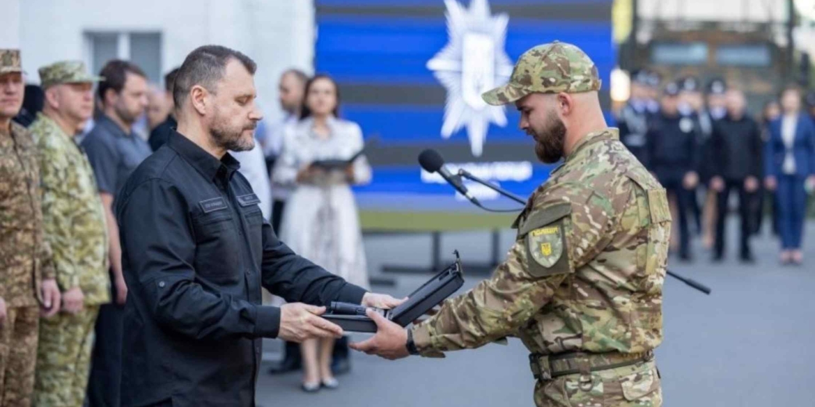 Поліцейського з Вінниччини нагородили відомчою відзнакою «Вогнепальна зброя»