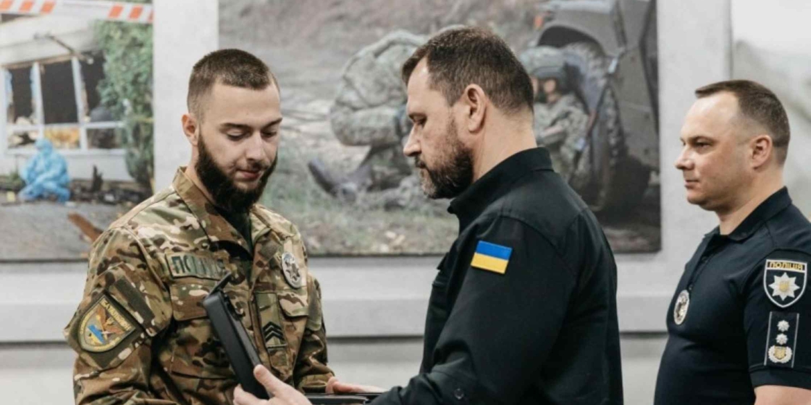 Поліцейський з Вінниччини отримав відомчу відзнаку «Вогнепальна зброя»