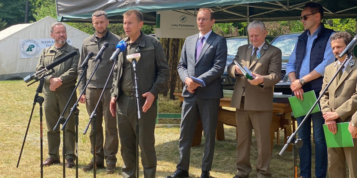 Польські лісівники передали десять позашляховиків для потреб ЗСУ