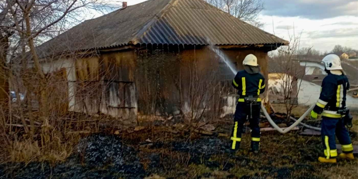 Полум’я із сухої трави перекинулося на приватний житловий будинок у Гайсинському районі