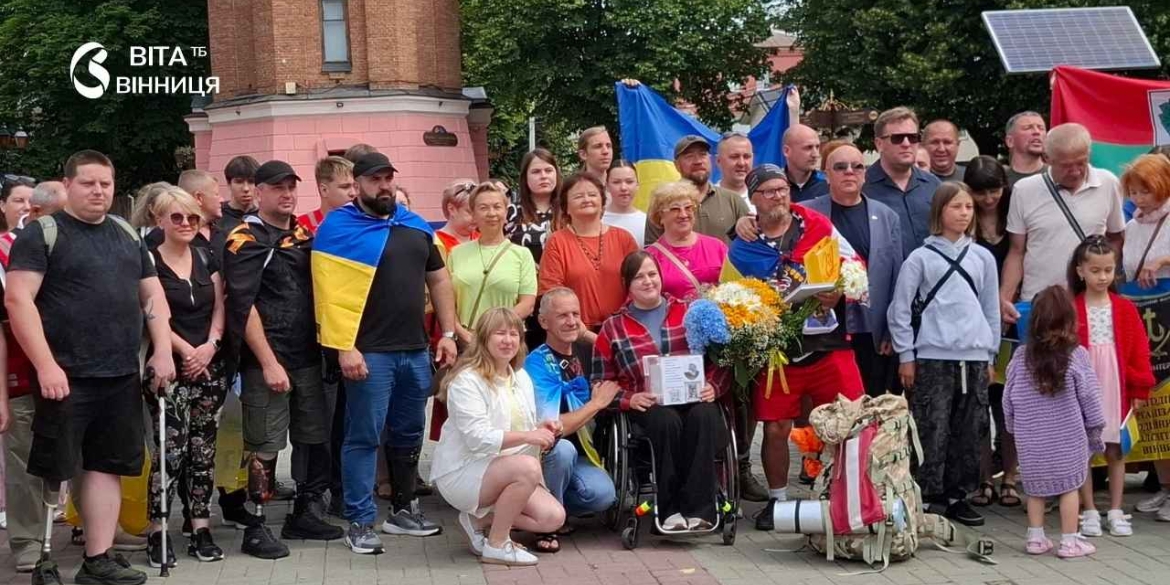 Понад 1400 км пішки у Вінниці зустріли латвійського мандрівника-волонтера