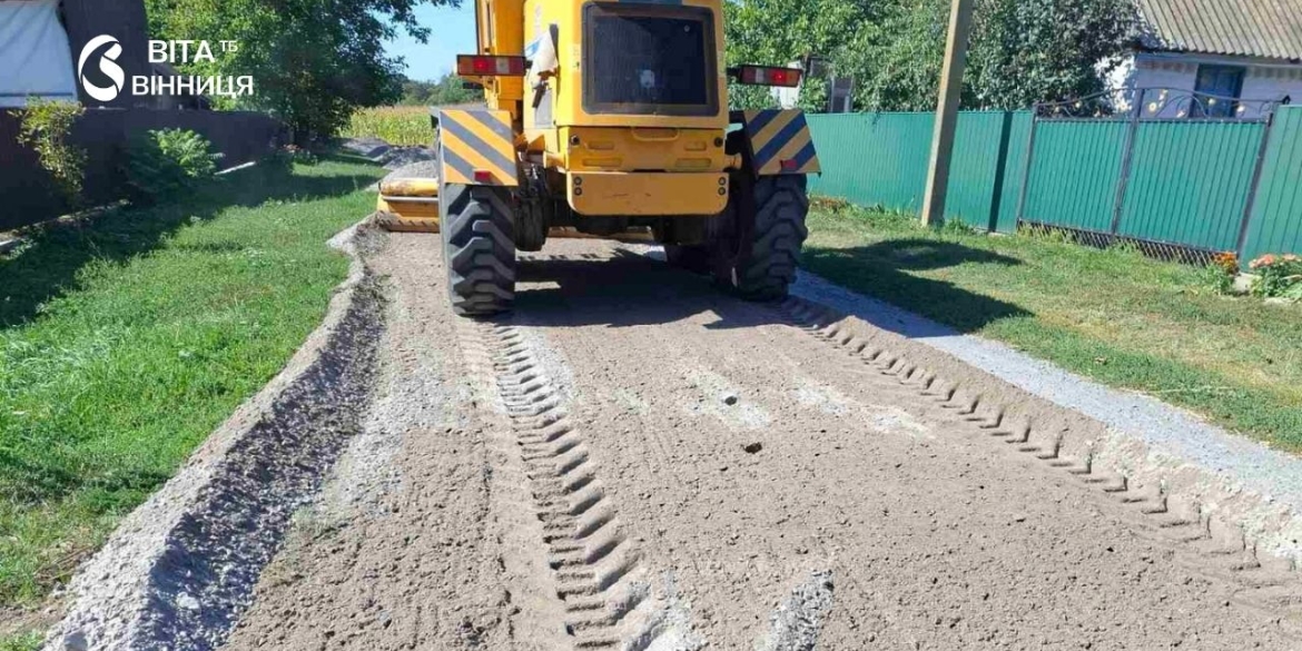 Понад 3,6 км підсипаних і впорядкованих доріг на Калинівщині оновили вулиці