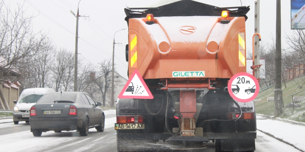 Понад 40 одиниць техніки чистили тротуари та дороги Вінниці від снігу